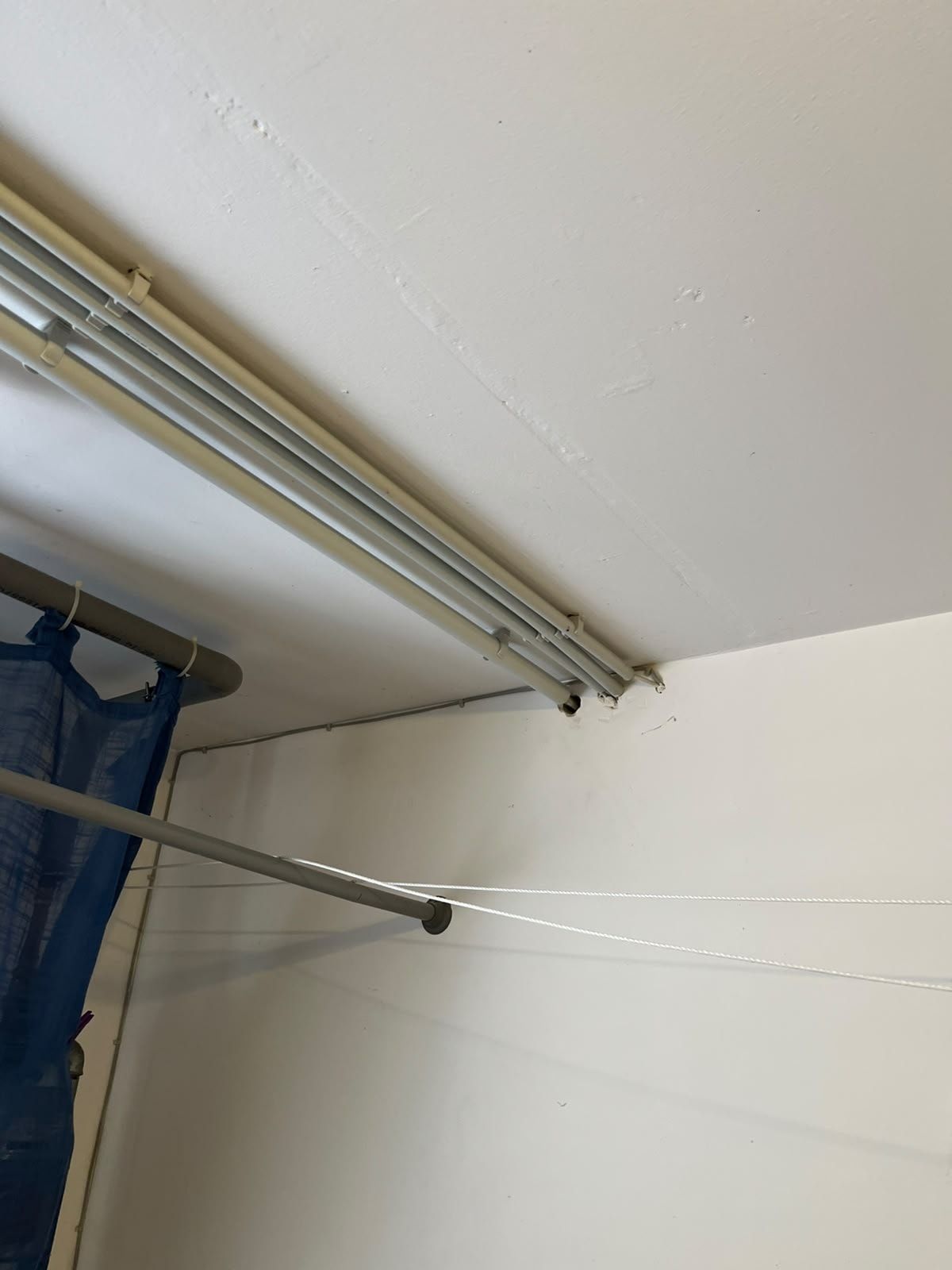 Auf Putz verlegte Installationsrohre entlang der Decke